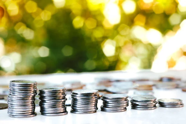 Münzen auf verschwommenem Hintergrund und Kopierraum gestapelt - Münzen auf weißem Hintergrund verstreut - Wirtschaftskonzept - finanzielle und unternehmerische Freiheit. — Stockfoto