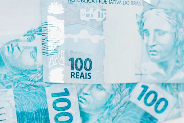 Бразильські гроші - сто реалів - економічна концепція - інфляція і бізнес. — стокове фото