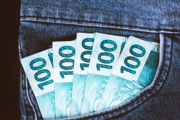 Brezilya parası - Kotun cebinde 100 reais banknot - Ekonomi kavramı - enflasyon ve iş dünyası. — Stok fotoğraf