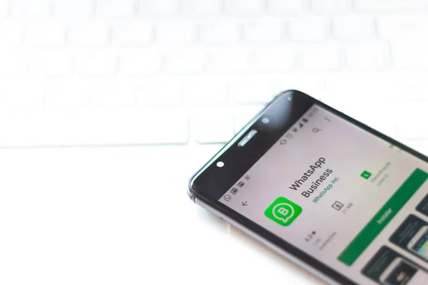 2019. október 03., Brazília. Ezen a fotón illusztráció a Whatsapp Business logó jelenik meg egy okostelefonon — Stock Fotó