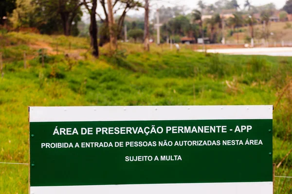 4 октября 2019 года, Бразилия. Знак зоны постоянного сохранения - APP - Сайт защищен законом для сохранения водных ресурсов и биоразнообразия - Концепция и экология - Pantanal - Amazonia — стоковое фото