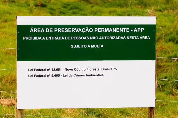 4 de octubre de 2019, Brasil. Signo de Área de Preservación Permanente - APP - Sitio protegido por la ley para la preservación de los recursos hídricos y la biodiversidad - Concepto y Ecología - Pantanal - Amazonia . — Foto de Stock