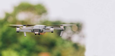 Uçan bir mavic dronun arkası.