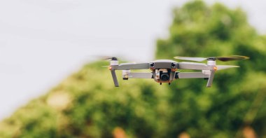 Gökyüzünde uçan elektrikli hava aracı - Dijital kamera izleme - Teknoloji ve yenilik kavramı.
