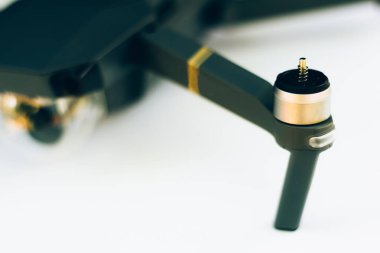 Ayak ve pervane İHA 'dan sökülmüş