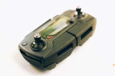 Beyaz arkaplanda uzaktan kumandalı dron