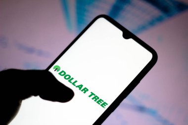 2 Haziran 2020, Brezilya. Bu resimde Dolar Ağacı Mağazası logosu akıllı telefondan gösteriliyor..