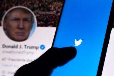 5 Haziran 2020, Brezilya. Bu resimde Twitter logosu akıllı bir telefondan gösteriliyor. Arka planda, Birleşik Devletler Başkanı Donald Trump 'ın resmi sayfası var. Platform, Amerikalı politikacının hesabını askıya alabilir.