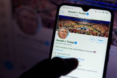 5 Haziran 2020, Brezilya. Bu resimde Amerika Birleşik Devletleri Başkanı Donald Trump 'ın resmi sayfası Twitter' da akıllı telefondan gösteriliyor. Platform, Amerikalı politikacının hesabını askıya alabilir.