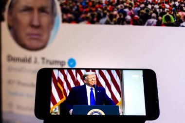 5 Haziran 2020, Brezilya. Amerika Birleşik Devletleri Başkanı Donald Trump 'ın akıllı telefondaki bu fotoğraf illüstrasyon konuşmasında. Arka planda, Trump 'ın resmi Twitter sayfası.