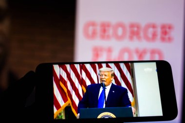 5 Haziran 2020, Brezilya. Amerika Birleşik Devletleri Başkanı Donald Trump 'ın akıllı telefondaki bu fotoğraf illüstrasyon konuşmasında. Arka planda, fotoğraf ve George Floyd 'un ismi var..