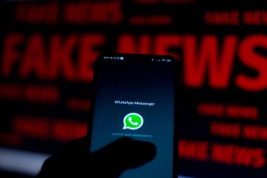 15 Haziran 2020, Brezilya. Bu resimde WhatsApp logosu bir akıllı telefon ve kırmızı alarm sözcüğünde bulanık arkaplanda gösterilir..