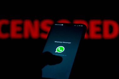 15 Haziran 2020, Brezilya. Bu resimde WhatsApp logosu bir akıllı telefon ve kırmızı alarm kelimesi üzerinde bulanık arkaplanda gösterilir..