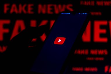 15 Haziran 2020, Brezilya. Bu resimde YouTube logosu bir akıllı telefon ve kırmızı alarm sözcüğünde bulanık arkaplanda gösterilir..