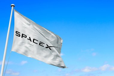 21 Haziran 2020, Brezilya. Bu resimde Uzay Keşif Teknolojileri (SpaceX) yakında bir bayrak üzerinde görünür