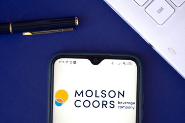 22 Haziran 2020, Brezilya. Bu resimde Molson Coors İçecek Şirketi logosu bir akıllı telefondan sergileniyor.