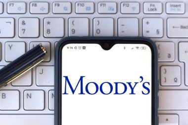22 Haziran 2020, Brezilya. Bu resimde Moodys Şirketi 'nin logosu akıllı telefondan gösteriliyor.