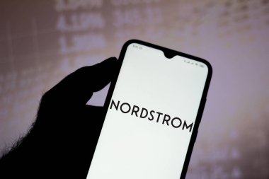 23 Haziran 2020, Brezilya. Bu resimde, Nordstrom logosu akıllı bir telefondan gösteriliyor.