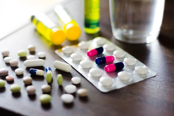 Questa Foto Illustrazione Pillole Farmaceutiche Sono Visualizzati Tavolo Desametasone Idrossiclorochina — Foto Stock
