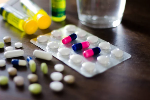 Questa Foto Illustrazione Pillole Farmaceutiche Sono Visualizzati Tavolo Desametasone Idrossiclorochina — Foto Stock