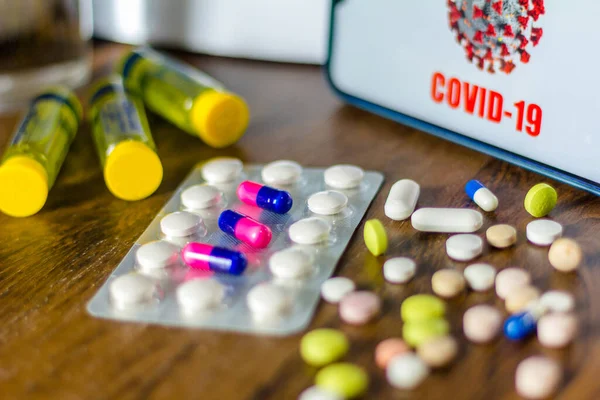 삽화에서 코로나 바이러스의 치료를 Covid 테이블에 표시된다 Dexhiethasone Hydroxyloroquine 코로나 — 스톡 사진