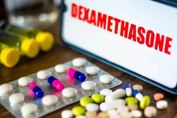 Této Fotografii Ilustrace Farmaceutické Pilulky Jsou Zobrazeny Stole Nápisem Dexamethasone — Stock fotografie