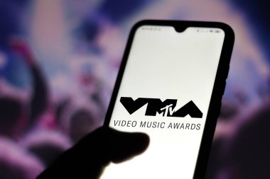 29 Haziran 2020, Brezilya. Bu resimde MTV Video Müzik Ödülleri (VMA) logosu akıllı telefondan gösteriliyor. Müzik videosu ortamında en iyiyi onurlandırmak için MTV tarafından verilen bir ödül