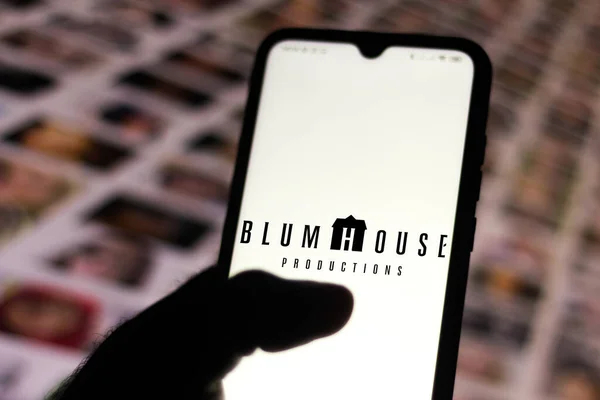 Haziran 2020 Brezilya Resimde Blumhouse Prodüksiyon Logosu Akıllı Telefondan Gösteriliyor — Stok fotoğraf