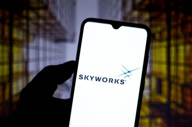 3 Temmuz 2020, Brezilya. Bu resimde Skyworks Solutions logosu akıllı telefondan gösteriliyor.