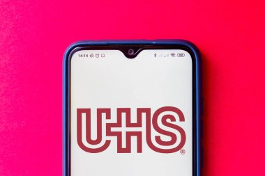 4 Temmuz 2020, Brezilya. Bu resimde Evrensel Sağlık Hizmetleri (UHS) logosu akıllı telefondan gösteriliyor