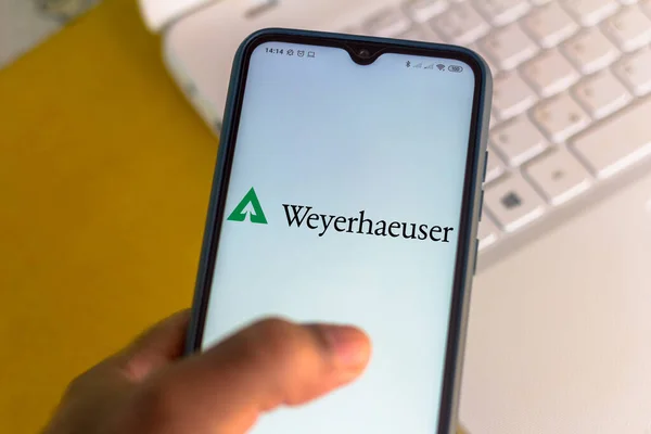 2020年7月4日 在这张照片中 Weyerhaeuser公司的标识显示在智能手机上 — 图库照片