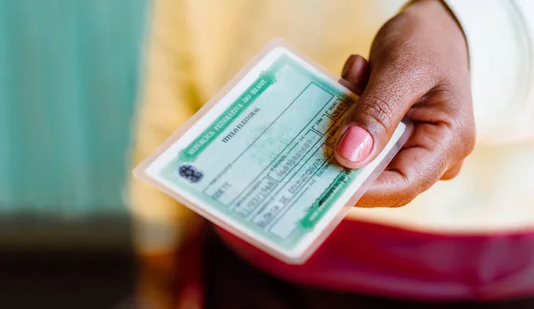 Julio 2020 Brasil Mujer Tiene Licencia Votante Titulo Eleitoral Documento — Foto de Stock