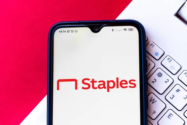 Июля 2020 Года Бразилия Этой Иллюстрации Логотип Staples Показан Смартфоне — стоковое фото