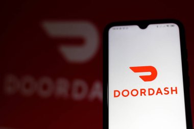 7 Temmuz 2020, Brezilya. Bu resimde, akıllı telefondan gösterilen bir kapı paneli logosu var.