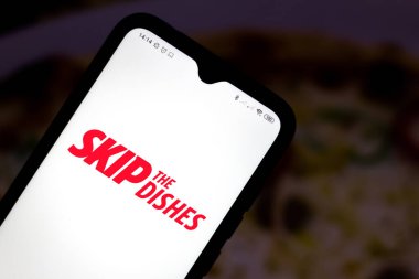 7 Temmuz 2020, Brezilya. Bu resimde SkipTheDishes Restoran Hizmetleri logosu akıllı telefondan gösteriliyor.