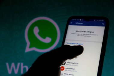 10 Temmuz 2020, Brezilya. Bu resimde akıllı telefondan gösterilen Telegram logosu var. Arka plandaki bilgisayar ekranında WhatsApp logosu