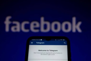 10 Temmuz 2020, Brezilya. Bu resimde akıllı telefondan gösterilen Telegram logosu var. Arka plandaki bilgisayar ekranında Facebook logosu