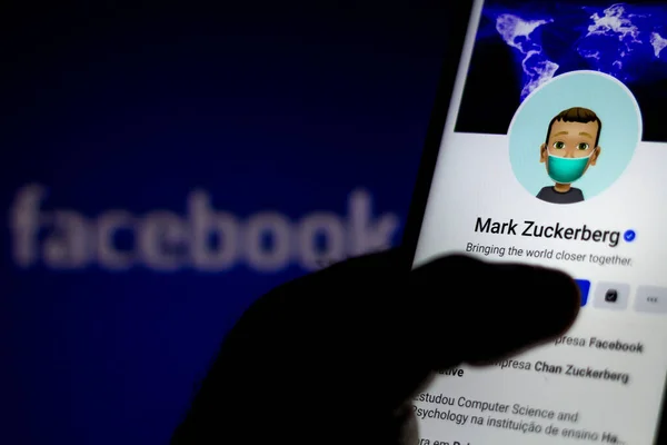 2020年7月10日 ブラジル この写真のイラストでは スマートフォンに表示されているFacebookの作成者マーク ザッカーバーグのプロフィール — ストック写真