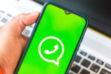 11 Temmuz 2020, Brezilya. Bu resimde WhatsApp logosu akıllı telefondan gösteriliyor.