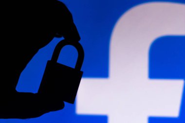 11 Temmuz 2020, Brezilya. Bu resimde Facebook logosunun yanında bir asma kilit görünüyor. Çevrimiçi veri koruması / ihlal kavramı. İnternet gizlilik sorunları