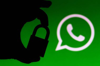 11 Temmuz 2020, Brezilya. Bu resimde WhatsApp logosunun yanında bir asma kilit görünüyor. Çevrimiçi veri koruması / ihlal kavramı. İnternet gizlilik sorunları