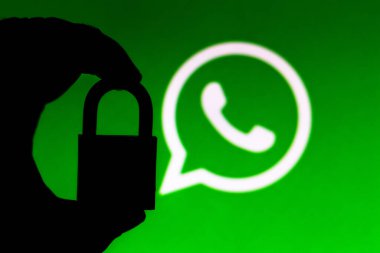 11 Temmuz 2020, Brezilya. Bu resimde WhatsApp logosunun yanında bir asma kilit görünüyor. Çevrimiçi veri koruması / ihlal kavramı. İnternet gizlilik sorunları