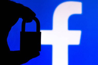 11 Temmuz 2020, Brezilya. Bu resimde Facebook logosunun yanında bir asma kilit görünüyor. Çevrimiçi veri koruması / ihlal kavramı. İnternet gizlilik sorunları