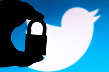 11 Temmuz 2020, Brezilya. Bu resimde Twitter logosunun yanında bir asma kilit görünüyor. Çevrimiçi veri koruması / ihlal kavramı. İnternet gizlilik sorunları