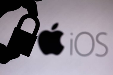 11 Temmuz 2020, Brezilya. Bu resimde iOS (Apple) logosunun yanında bir asma kilit görünür. Çevrimiçi veri koruması / ihlal kavramı. İnternet gizlilik sorunları