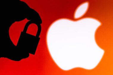 11 Temmuz 2020, Brezilya. Bu resimde iOS (Apple) logosunun yanında bir asma kilit görünür. Çevrimiçi veri koruması / ihlal kavramı. İnternet gizlilik sorunları