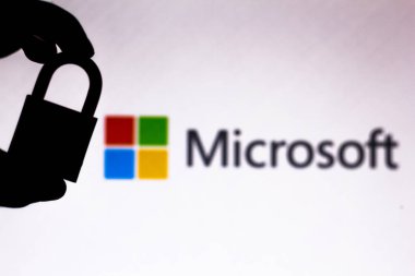 11 Temmuz 2020, Brezilya. Bu resimde Microsoft Corporation logosunun yanında bir asma kilit görünüyor. Çevrimiçi veri koruması / ihlal kavramı. İnternet gizlilik sorunları