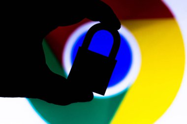 11 Temmuz 2020, Brezilya. Bu resimde Google Chrome logosunun yanında bir asma kilit görünür. Çevrimiçi veri koruması / ihlal kavramı. İnternet gizlilik sorunları