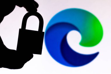 11 Temmuz 2020, Brezilya. Bu resimde Microsoft Edge logosunun yanında bir asma kilit görünüyor. Çevrimiçi veri koruması / ihlal kavramı. İnternet gizlilik sorunları