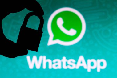 11 Temmuz 2020, Brezilya. Bu resimde WhatsApp logosunun yanında bir asma kilit görünüyor. Çevrimiçi veri koruması / ihlal kavramı. İnternet gizlilik sorunları